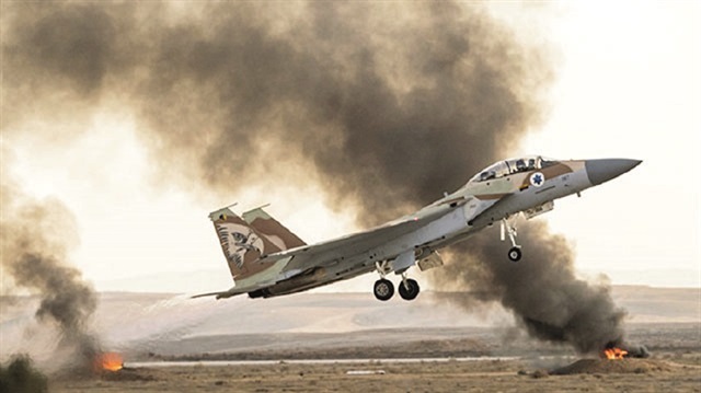 Saldırı sırasında Suriye’deki hava savunma sistemleri İsrail jetlerine füze fırlattı. 
