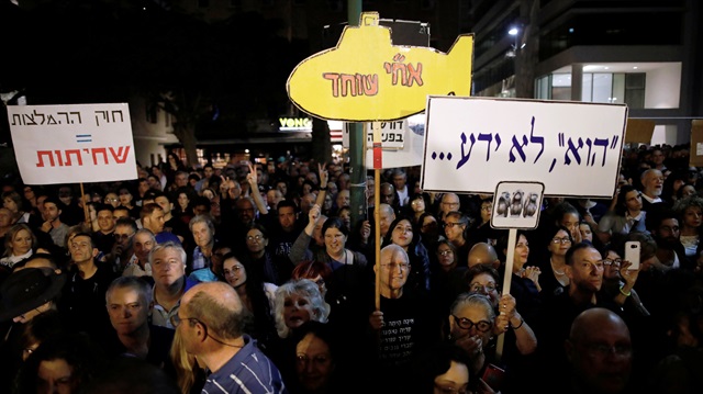 Tel Aviv'de Binyamin Netanyahu'ya karşı düzenlenen 'Utanç Yürüyüşü'ne on binlerce kişi katıldı.
