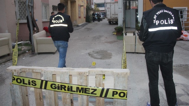 ​Adana’da hurdacıların bulduğu 3 el bombası fünyesinden 2’si patlayınca 1 kişi yaralandı.​