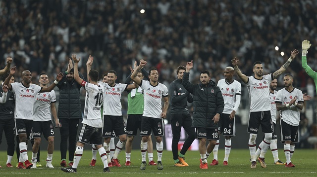 Maç sonu Beşiktaşlı oyuncular galibiyeti taraftarlarla kutladı.