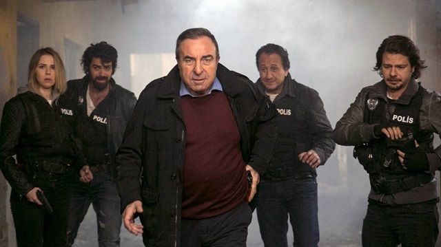 Arka Sokaklar, 12 sezon boyunca ekrana gelerek bir Türkiye'nin en fazla izlenen dizilerinden biri haline geldi.