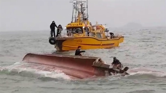 ​Güney Kore’de bir balıkçı teknesi battı, 8 kişi hayatını kaybetti.
