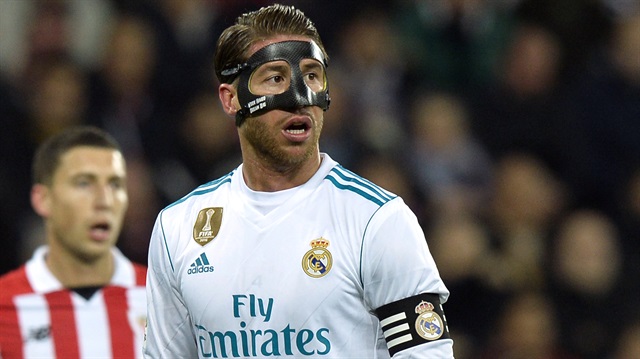 Sergio Ramos burnundaki kırık nedeniyle özel hazırlanan bir maskeyle sahaya çıkıyor.