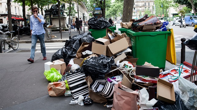 Başkent Paris'te temizlik işçilerinin greve gitmesiyle birlikte sokaklar çöp yığınlarından geçilmez oldu.
