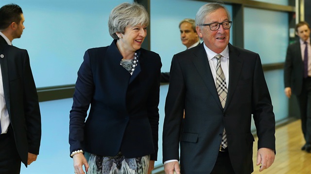 Juncker ve Barnier İngiltere'den, Brexit'ten sonra AB'ye borçlanacağı tazminatı ödeyeceğini garanti etmek istiyor. 