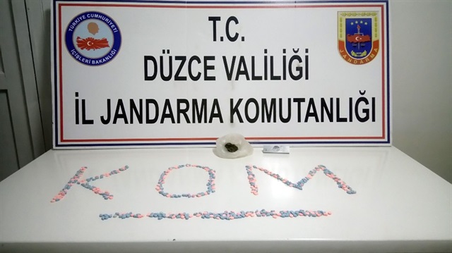 Düzce'deki uyuşturucu operasyonunda 595 hap ve bir miktar esrar ele geçirildi. Zanlıların birinin evinin kümesinde FETÖ'ye ait kitaplar bulundu.