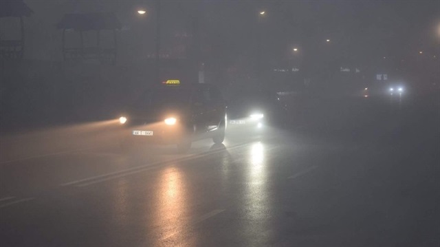 Yoğun sis, hava ve kara ulaşımını olumsuz etkiledi.