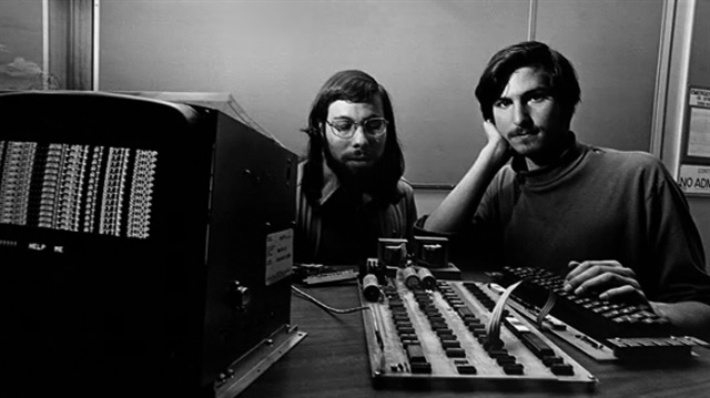 Steve Jobs ve Steve Wozniak, ilk bilgisayarları Apple 1'i tasarlarken...