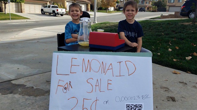 Çocuk girişimciler Bitcoin ile limonata satıyor
