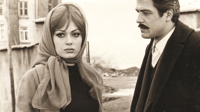 Safa Önal'ın senaryosunu yazdığı Vesikalı Yarim, Türk sinemasının kült filmlerinden sayılıyor.
