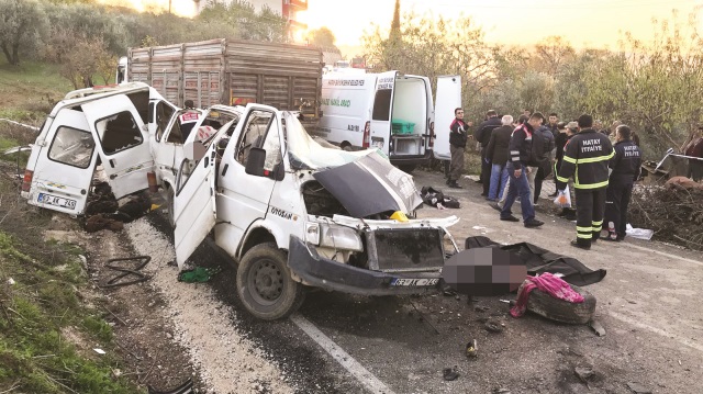 Minibüsün hurdaya döndüğü kazada, sürücü ile 10 göçmen öldü, 9 kişi de yaralandı.