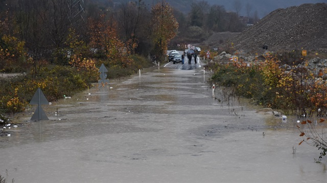 Kozcağız Barajı'ndaki suyun yükselmesi sonucu karayolu ulaşıma kapandı.