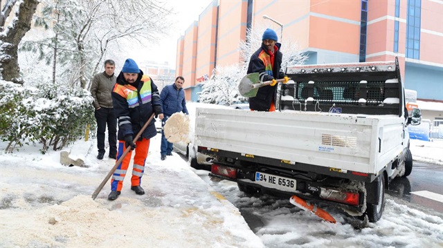 Kar küreme ve tuzlama araçları İstanbul'daki belirli noktalara yerleştirildi