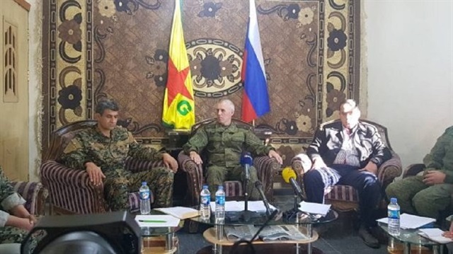 Rus general ile YPG sözcüsü bir araya gelerek basın açıklaması yaptı. 