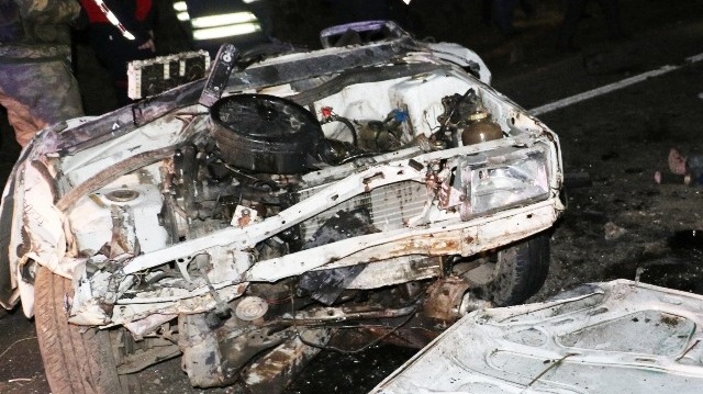 Diyarbakır’daki feci kazada otomobil ikiye ayrıldı: 2 ölü, 2 yaralı  