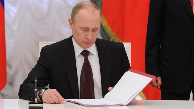 Rusya Devlet Başkanı Vladimir Putin 25 Kasım'da, Rusya'da faaliyet gösteren ve yurt dışından finanse edilen basın kuruluşlarının "yabancı ajan" olarak tanınmasını öneren yasal değişiklikleri onaylamıştı.​