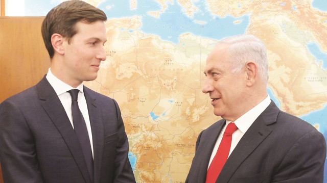 Kushner ve ailesi İsrail’in işgal girişimlerini fonlamasıyla dikkat çekiyor. Kushner’in, bölgesel planları doğrultusunda Riyad’ın hırslı veliaht Prensi Muhammed bin Selman’ı da ikna ettiği değerlendiriliyor.