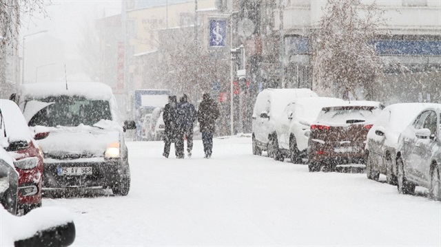 Kar ve buzlanma Ardahan'da ulaşıma engel oldu