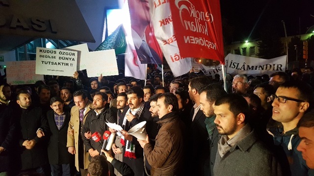 ABD Ankara Büyükelçiliği önünde toplanan grup ABD ve İsrail aleyhine sloganlar attı