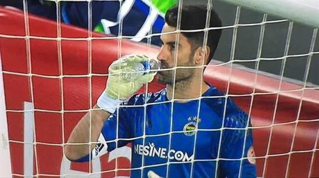 Volkan Demirel, rakip futbolcuyu oylamak için penaltı vuruşlarından su içiyor ve yavaş hareketlerde bulunuyor.