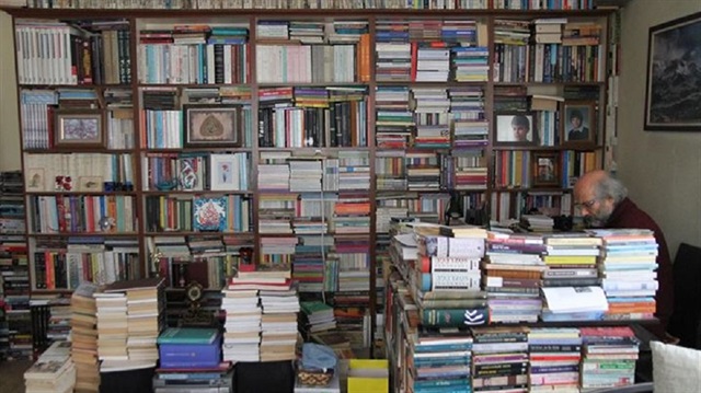 ​معلم تركي يعيش بين 30 ألف كتاب في بيته