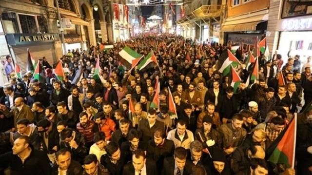 الشعب التركي يخرج إلى الشوارع من أجل القدس