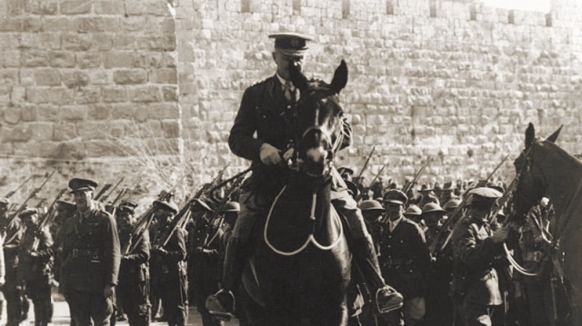 General Allenby, sıkıyönetim bildirisini okuyup Yafa Kapısı'ndan Kudüs'e girerken. (11 Aralık 1907)