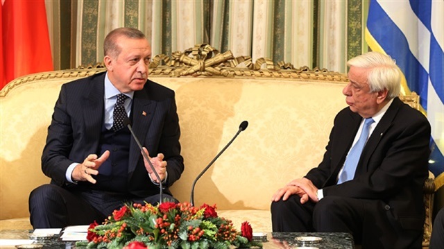 Turkish President Recep Tayyip Erdoğan (L) and his Greek counterpart Prokopis Pavlopoulos