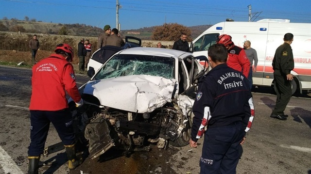 Balıkesir'de meydana gelen trafik kazası sonucunda 1 kişi hayatını kaybetti 4 kişi de yaralandı. 