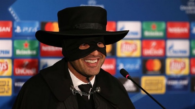 Shaktar Teknik Direktörü sözünü tuttu: Zorro kıyafeti giydi