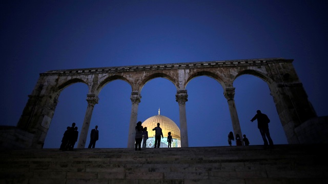 Palestinian children have their picture taken in front of the Dome of the Rock 