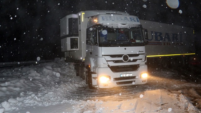 Sivas'ın Suşehri ilçesinde etkili olan kar yağışı, trafikte aksamalara neden oluyor. 