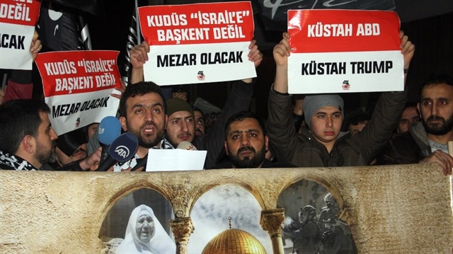 İstanbul'daki ABD Başkonsolosluğu önünde protesto yapan grup