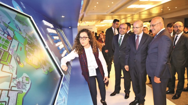 Başbakan Yardımcısı Mehmet Şimşek ve TİM Başkanı Mehmet Büyükekşi etkinlik alanındaki genç girişimcileri ziyaret ederek çalışmaları hakkında bilgi aldı.