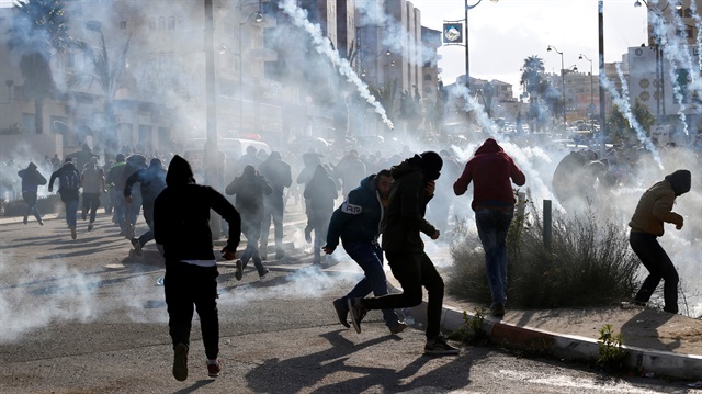 İsrail askerleri, sokağa dökülen Filistin halkına müdahale ediyor. 