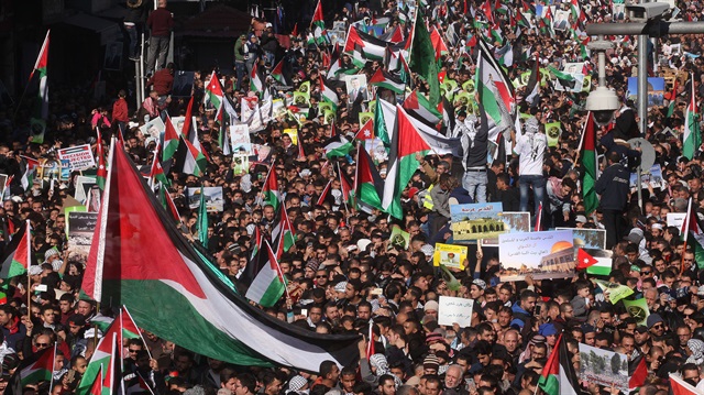 Ürdün'ün başkenti Amman'da on binlerce kişi Kudüs için sokaklara döküldü.