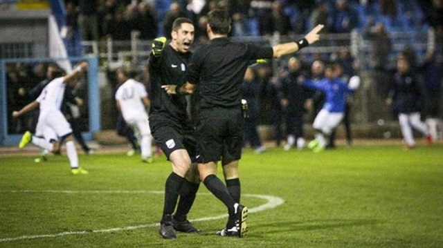 Yunanistan takımı Lamia'nın kalecisi Nikos Papadopoulos, son dakikada attıkları tartışmalı beraberlik golünün sevincinde hakeme sarıldığı için 5 maç ceza aldı.