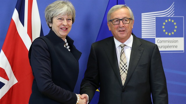 British Prime Minister Theresa May (L) and European Commission Chief Jean-Claude Juncker (R)