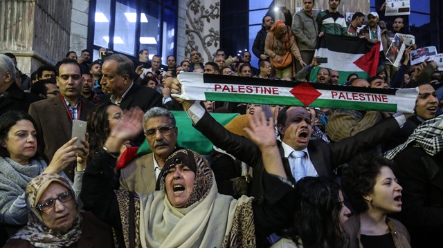تضامنًا مع "القدس".. محتجون في القاهرة يحرقون أعلام أمريكا وإسرائيل