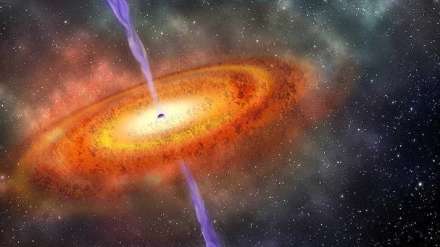 Bilim adamları, "en uzaktaki canavar kara delik" olarak adlandırılan gök cisminin kütlesinin Güneş'inkinin yaklaşık 800 milyon katı olduğunu ifade etti.

