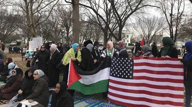 Beyaz Saray önünde toplanan Müslümanlar Cuma namazı kılarak ABD'nin skandal 'Kudüs' kararını protesto etti.