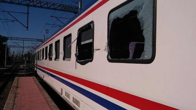 Ceyhan’da tren hemzemin geçitte tırla çarpıştı.