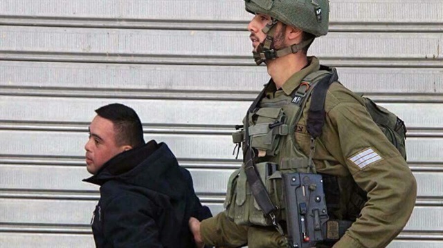 El-Halil'de insanlıkdışı bir uygulamaya imza atan İsrail askerleri, down sendromlu Muhammad Al-Taweel'i sıkı bir arama yaptıktan sonra gözaltına aldı. 