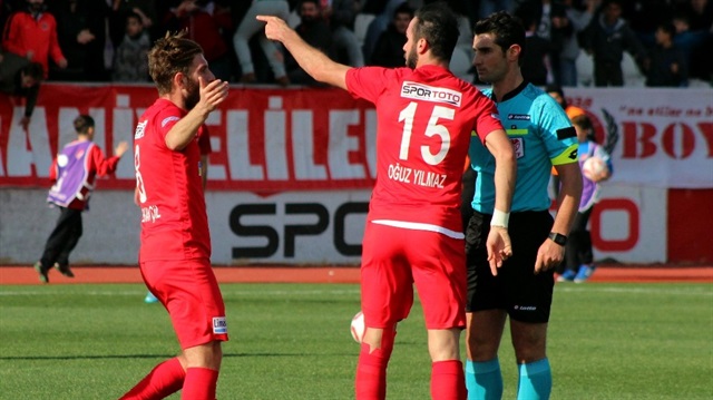 Ümraniyespor-Balıkesirspor maçının hakemi Ramazan Keleş, verdiği penaltı kararıyla tepki çekti.
