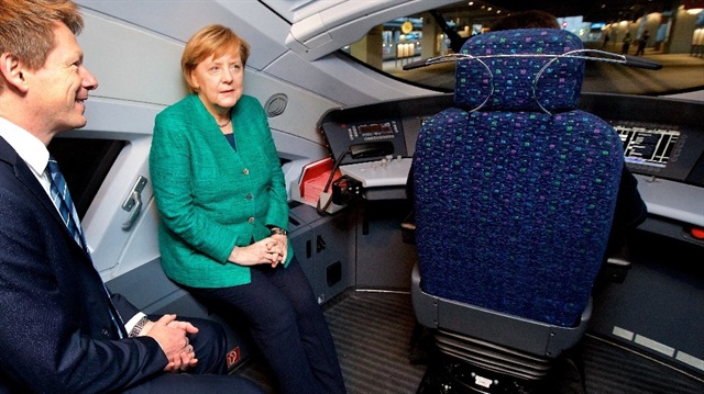 Almanya Başbakanı Angela Merkel, Berlin-Münih arasını 4 saate indiren hızlı tren hattını açtı.

