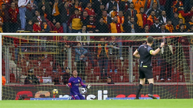 Muslera, Olcan Adın'ın attığı gol sonrası adeta yıkıldı. 