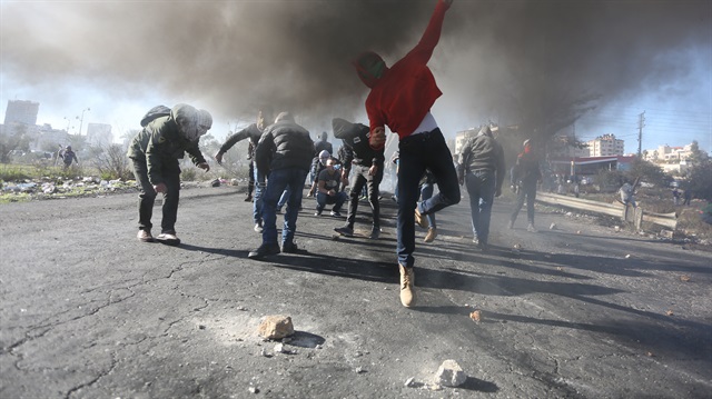ABD'nin skandal kararı sonrası Filistinliler dün sokağa dökülerek İsrail'i protesto etti. 