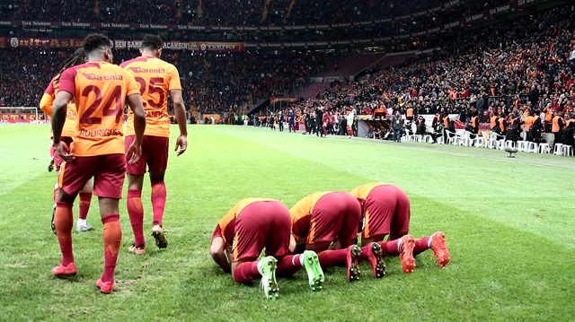 Galatasaraylı futbolcular Belhanda, Yasin Öztekin ve Feghouli galibiyet golünün ardından 'Kudüs' pankartı önünde secde etti.