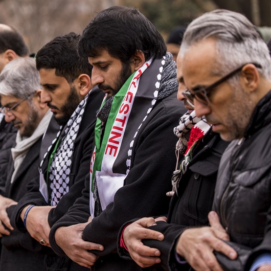 Muslims pray outside White House in protest of Trump's Jerusalem move