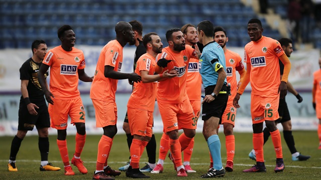 Alanyasporlu futbolcular, penaltı kararlarında hakem Mete Kalkavan'a büyük tepki gösterdi.